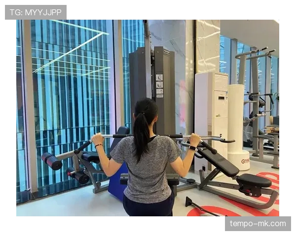 郑思维训练完直接瘫在场边啃蛋白棒，这自律程度真的绷不住了